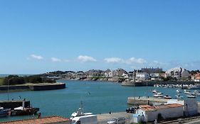 APPARTEMENT FACE au PORT et à L'OCEAN SAINT GILLES CROIX DE VIE WIFI BALCON PARKING PRIVE COUVERT